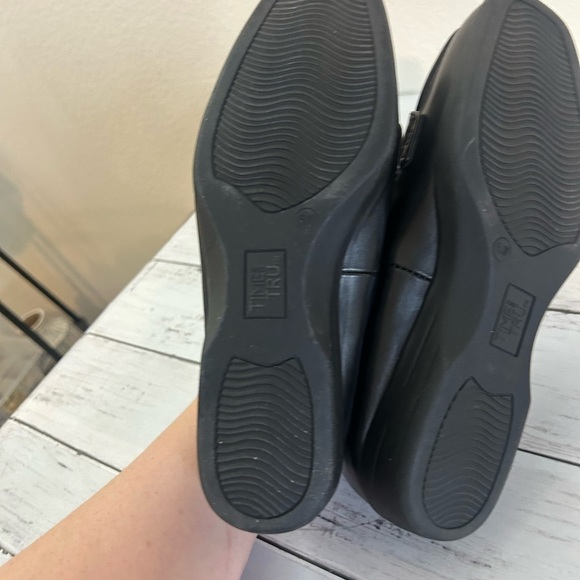 Time and Tru Memory Foam Black Loafers Size 6 - Picture 4 of 6